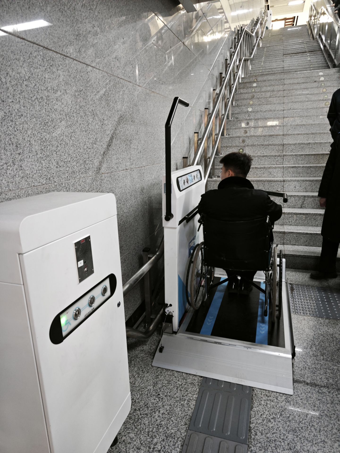 陕西地铁6号线钟楼站无障碍升降平台