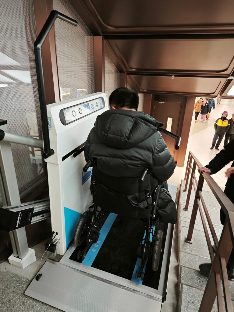 轮椅使用者试乘轮椅升降平台