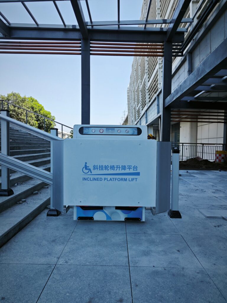 广东省东莞市轨道交通1号线望洪站二层连廊下端收拢状态