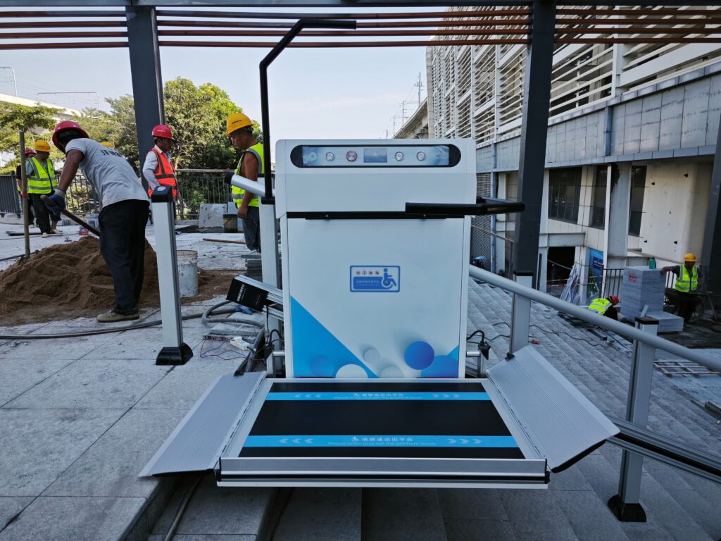 广东省东莞市轨道交通1号线望洪站二层连廊上端展开 状态