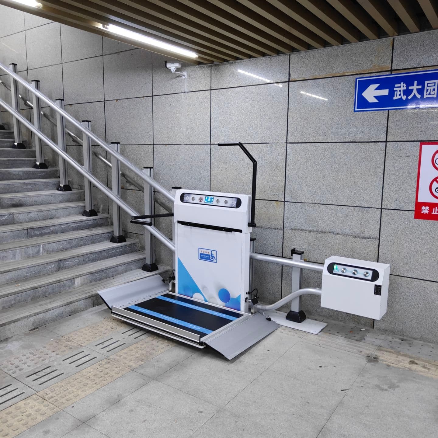 轮椅升降平台